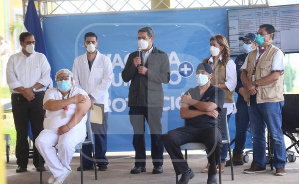 Enfermera y médico, los primeros en recibir vacuna anticovid en Honduras